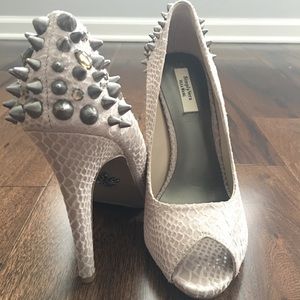 Vera Wang size 7.5 heels